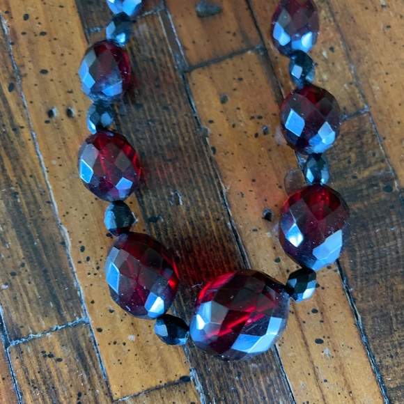 Vintage Faceted Cherry and Black Graduated Bakelite Necklace TESTED 28.35 grams - Picture 6 of 8